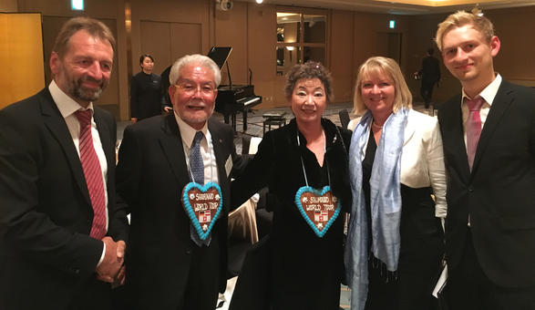 Firmenbesichtigung bei Shimano in Osaka/Japan im November 2015. Im Bild: v.l. Karl Pfeiffer, Joshizo Shimano (Aufsichtsrat Voristzender Shimano Japan) mit Gattin, Hanni Pfeiffer, Hansi Pfeiffer