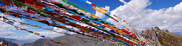 TIB01 - Tibet, Gebetsfahnen auf dem Berrücken beim Kloster Ganden