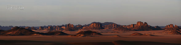 ALG04 - Algerien, im Wüstengebiet (Dünen) von Erg Admer mit Blick zum Tassili n’Ajjer