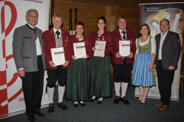 v.l.n.r.: Landesobmann des Vorarlberger Blasmusikverbandes (VBV) Wolfram Baldauf, Thomas Scheibenstock, Nicola Walser, Lisa Maria Frei, Josef Galehr, Landesstatthalterin Dr. Barbara Schöbi-Fink, Bgm. Mag. Peter Neier