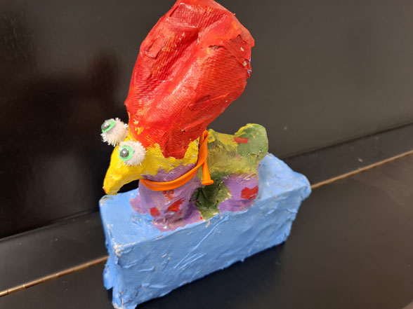 Pappmache Figur mit orangenem Halsband