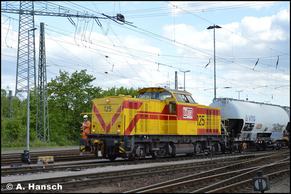 Auch 1001 005-0 (MEG 125) ist meist in Böhlen zu sehen. So auch am 13. Mai 2019, als sie einige Staubbehälterwagen rangiert