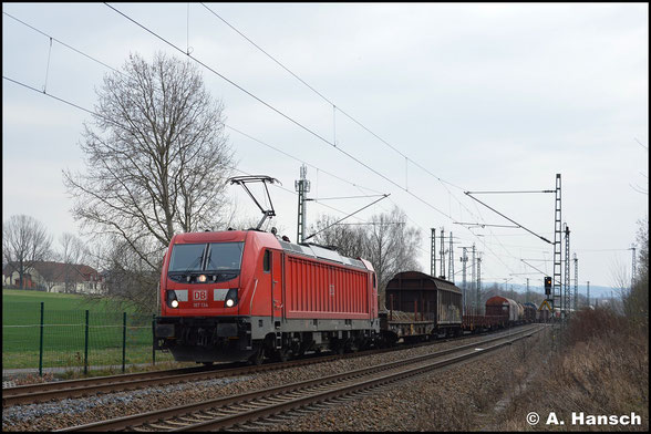 187 134-2 hat am 17. März 2020 den umgeleiteten EZ 51716 am Haken und passiert hier gerade den BÜ in Chemnitz-Furth