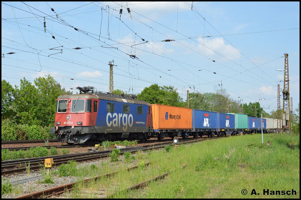 Ein weiteres mal begegnet mir 421 373-2 am 11. Mai 2016 in Leipzig-Wiederitzsch. Als Wagenlok läuft sie am Schluss eines Containerzuges mit