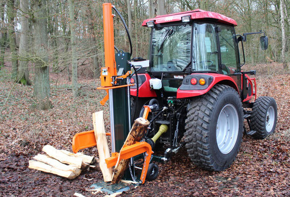 Kendt Holzspalter mit Zapfwellenantrieb im Einsatz an einem Traktor