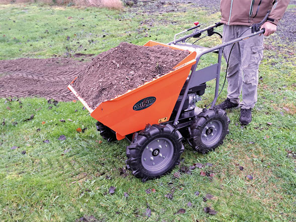 Kendt Dumper mit Kippmulde im Einsatz auf der Wiese