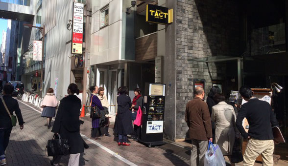 銀座tactの前でライブを待つ人達