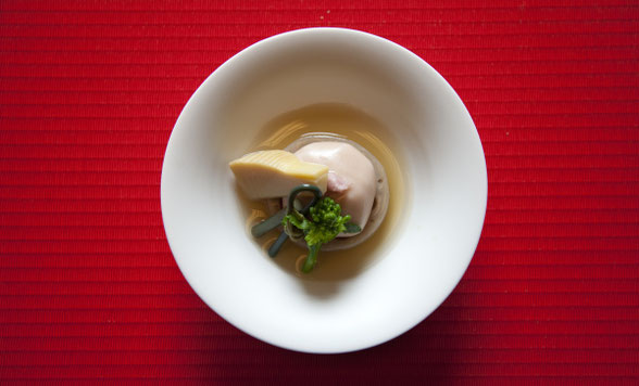 　　　　　　　　　料理の輪郭を、静かに引き立てる庄村久喜の白磁のうつわ