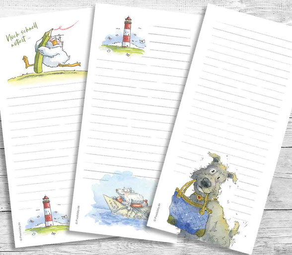 3 Notizblöcke von Stephanie Entrich. Größe LangDIN Format. 50 Blatt. Mit Graupappe verstärkt. Ein Motiv bildet ein Schaf im Boot im unteren Bereich ab. Im oberen ein Flugzeug. Ein Motiv bildet eine Möwe mit Stift im oberen Bereich ab. Motiv mit Hund.