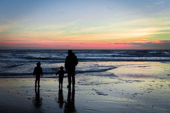 Deze silhouet-foto maakte ik van mijn mannen op Texel. Eigenlijk is dit al niet meer het gouden uurtje, want de zon is al onder! Dit noem je het blauwe uurtje (het uur ná zonsondergang of vóór zonsopkomst).
