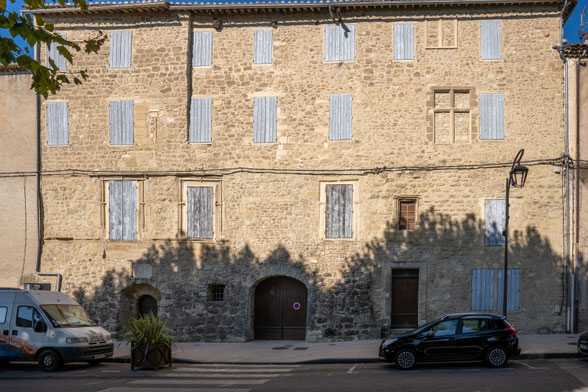 Bild: Mazan im Vaucluse mit dem Château Aostoaud Causans