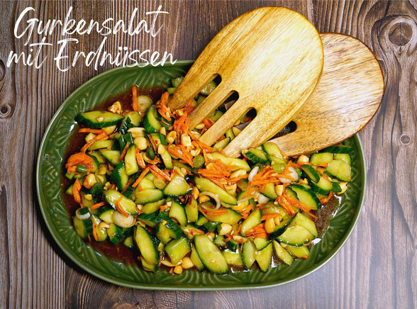 asiatisch angehauchter Gurkensalat mit Karotte, Frühlingszwiebeln und Erdnüssen