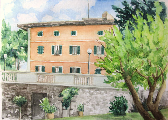 Aquarellbild "Villa Monte Nisa": Ansicht vom hinteren Garten aus, lachsfarbenes Gebäude mit Balustrade und Baum im Vordergrund