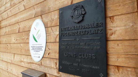 Jetzt haben sich die beiden Clubs mit einer gusseisernen Erinnerungstafel am Blockhaus verewigt.