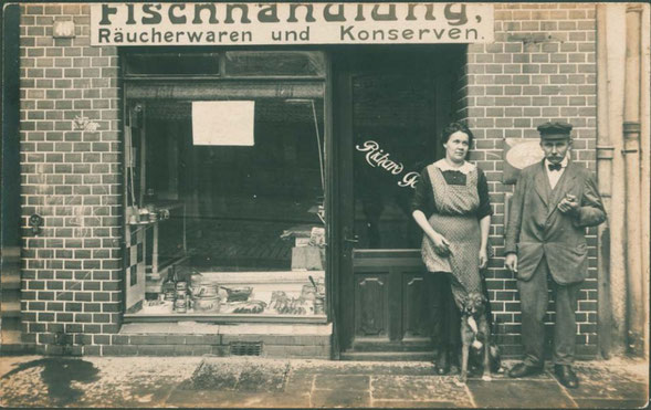 Nicht wiederzuerkennen: An der Pappelallee gab es früher solche  Nahversorgung wie den Fischladen von Richard Görne an der Hausnr. 46. Das Foto wurde um 1930 aufgenommen und wurde uns freundlicherweise von Herrn Michael Schulz zur Verfügung gestellt.