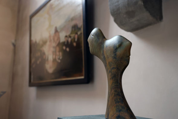 Heidrun Feistner: Einer trage des anderen Last / Die malenden Steine / Stein / 36 cm / 2019 / Foto Jens Schwarz