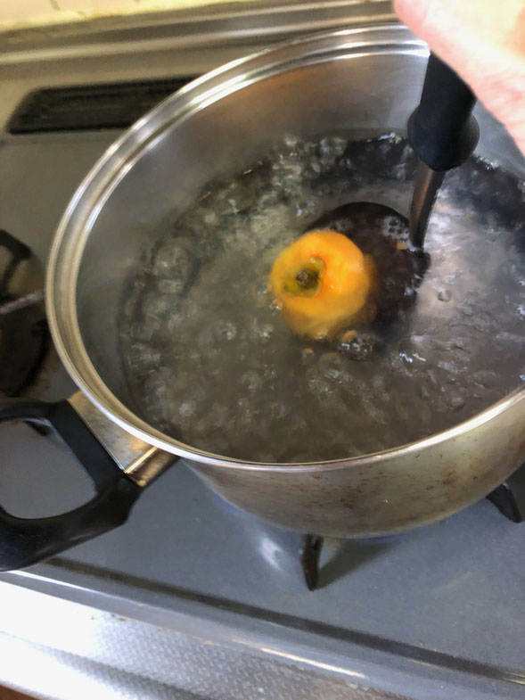 5〜10秒ほど熱湯で煮沸します。
