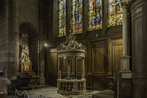 Bild: Taufbecken mit Baldachin in der Carthédrale Saint-Vincent in Saint-Malo