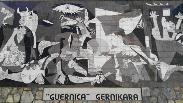 Reproducción en cerámica de la obra "Guernica" de Pablo Picasso