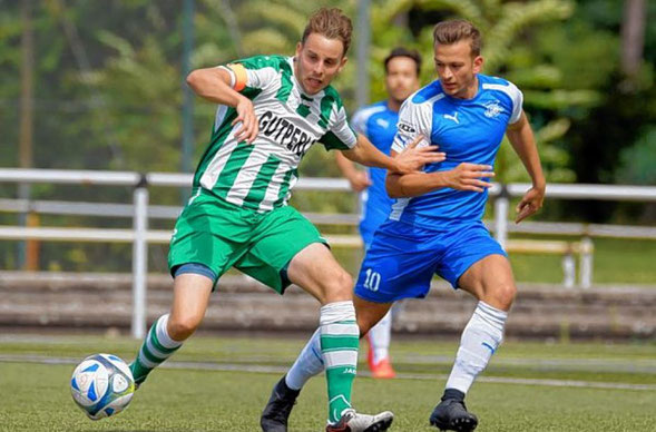 Jörg Scheidel (li.) setzt sich hier gegen Enosis Sztefanos Sidiropoulos durch. Der Viernheimer Kapitän erzielte auch das zwischenzeitliche 2:0. | © Bild: Nix 