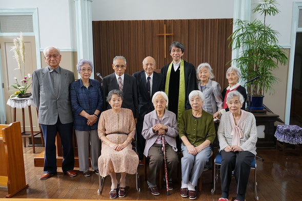 2015年9月13日（日）恵老祝福の礼拝直後の記念撮影。森牧師の向かって左は脇本寿牧師94歳です。旭東教会には現在80歳を超える方が20名居られます。新人は前列左のU田姉。