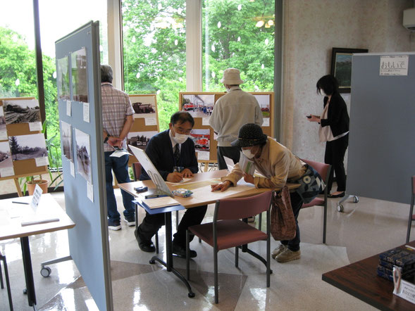 持田学芸員(浦幌町博物館)と川西村全図十鉄路線を見ながらの語らい