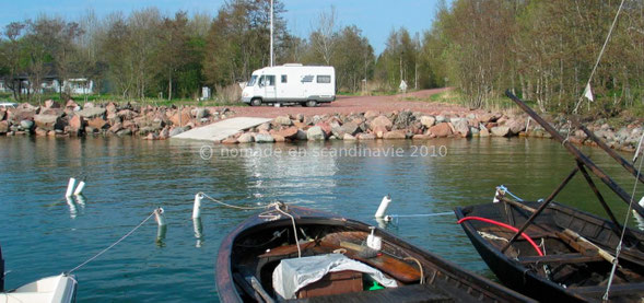 Un minuscule parking au bord d'un petit port nous attend.