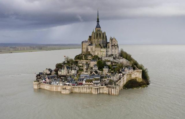 Le Mont-Saint-Michel, comme flottant sur les eaux, grâce aux coefficients de 117 ce samedi. | Photo: Philippe Chérel/ Ouest-France