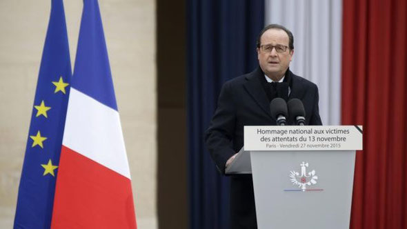 François Hollande a rendu hommage vendredi aux Invalides aux 130 morts et aux centaines de blessés de ces attaques djihadistes sans précédent. | Photo : Reuters