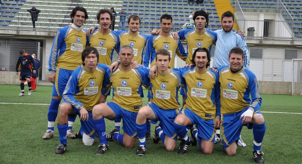 Nella foto l'ultima formazione della Pescara Nord riuscita ad imporsi sul San Marco (2-0) in campionato (stagione 2009/10)