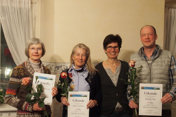 v.r.n.l. Otto Dämpfle, Gerlinde Stölzle und Roswitha Wieczorek werden für 40 Jahre Mitgliedschaft im ASV Waldburg  geehrt. Neben Otto Dämpfle die erste Vorsitzende Marianne Späth 