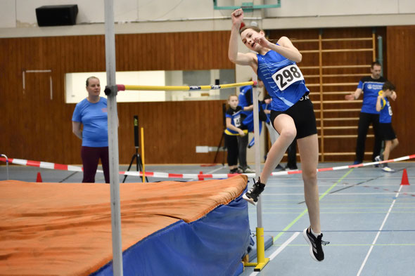 Jana beim Hochsprung (das Foto stammt vom Hallenmeeting in BC)