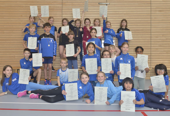 Unsere Athletinnen Jana, Lily, Anna und Anouk vom ASV Waldburg im Kreise der LG Welfen Mannschaften 1 und 2, die wir zusammen mit dem TV Weingarten gebildet haben.