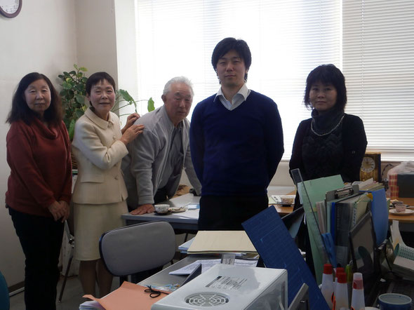 仲村久代代表(左から二人目)