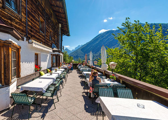 Sonnenterrasse des Veitenhofs mit Panoramablick auf Kufstein und den Wilden Kaiser