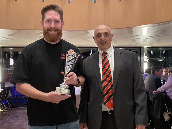 Kersley (l) receives best bowler 2022 award from WCC President Jiten (r)