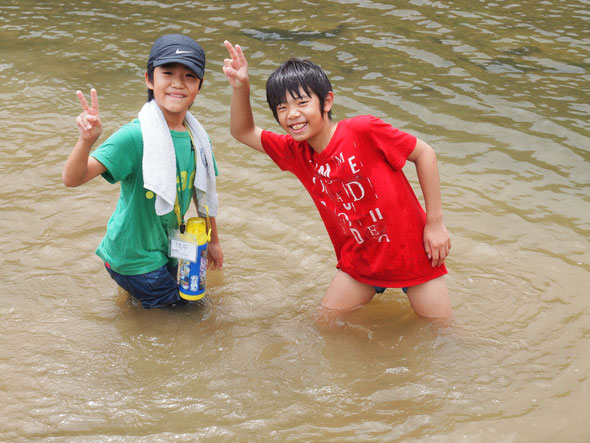 干潟観察をして、川遊びも満喫する子供たち!!