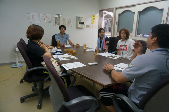 神谷主任と宮里専門職員と打ち合わせしています。