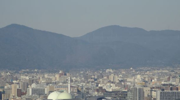 京都タワーから愛宕山を望む（2014・撮）