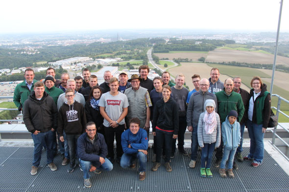 Team der Pflügern und Organisatoren auf dem Turm der Schnapfenmühle, im Hintergrund das Ulmer Münster