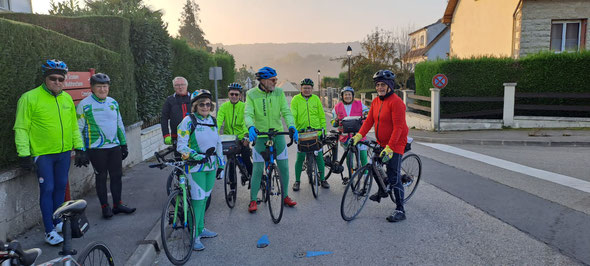 Les cyclos de Bailleval au départ, dimanche 12 octobre 2025