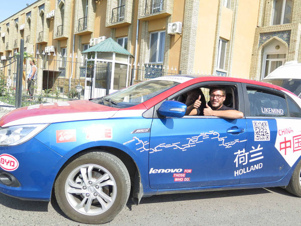 Maren and Rogier in their chinese BYD - which means literally "Build Your Dreams"