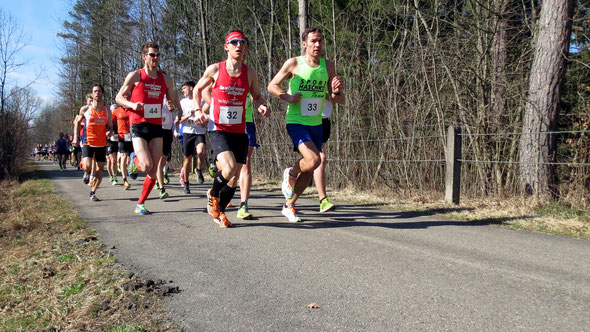Steffen Wittmann in der Führungsposition vor Thomas Capellaro beim 21. Kellmünzer-Frühjahrs-Straßenlauf