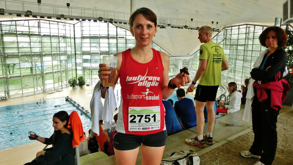 Moni erkämpft sich eine neue persönliche Bestleistung in 01:44:22 Stunden und dem 29. Gesamtrang aller Damen