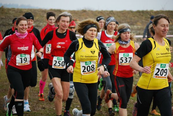 Elisabeth Angerer (Nr. 19) bei den Crosslaufmeisterschaften in Markt Indersdorf