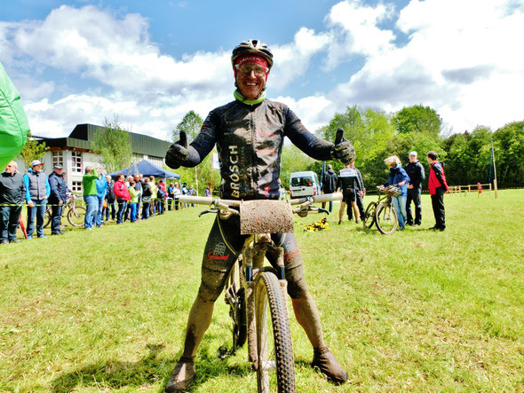 Steffen zufrieden im Ziel mit gratis Wellness-Schlammpackung