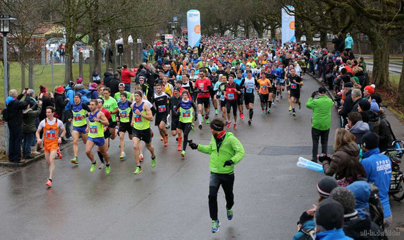 Start zum Silvesterlauf am Illerdamm in Kempten - mit über 11000 Läufern ein absoluter Teilnehmerrekord (Foto: all-in.de/bilder)