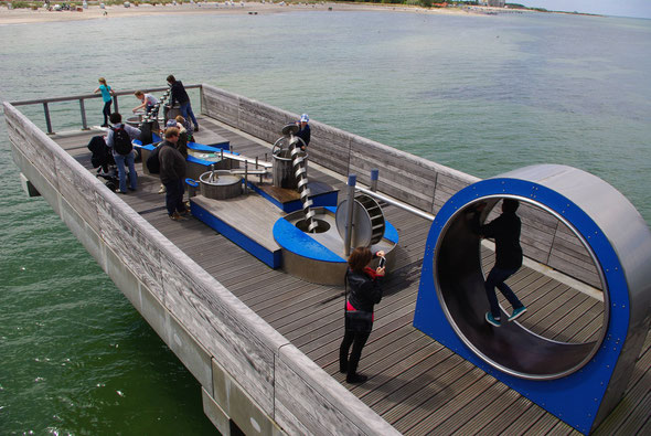 und Wasserspiele für jung und alt auf einem Seitenarm der Seebrücke.