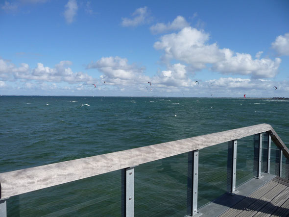 Die vor wenigen Jahren errichtete Seebrücke mit außergewöhnlicher Architektur ...