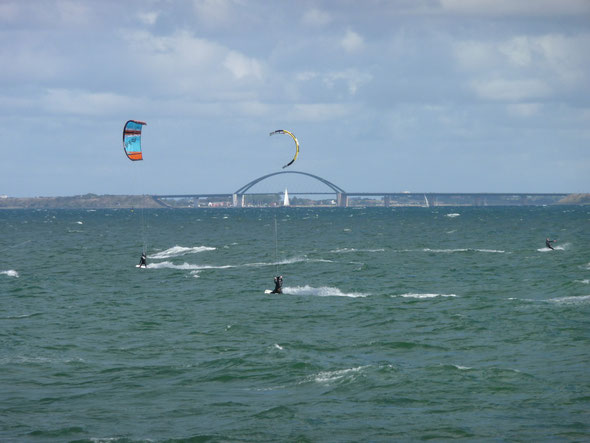 Im Hintergrund die Fehmarnsundbrücke - auf der linken Seite Insel Fehmarn